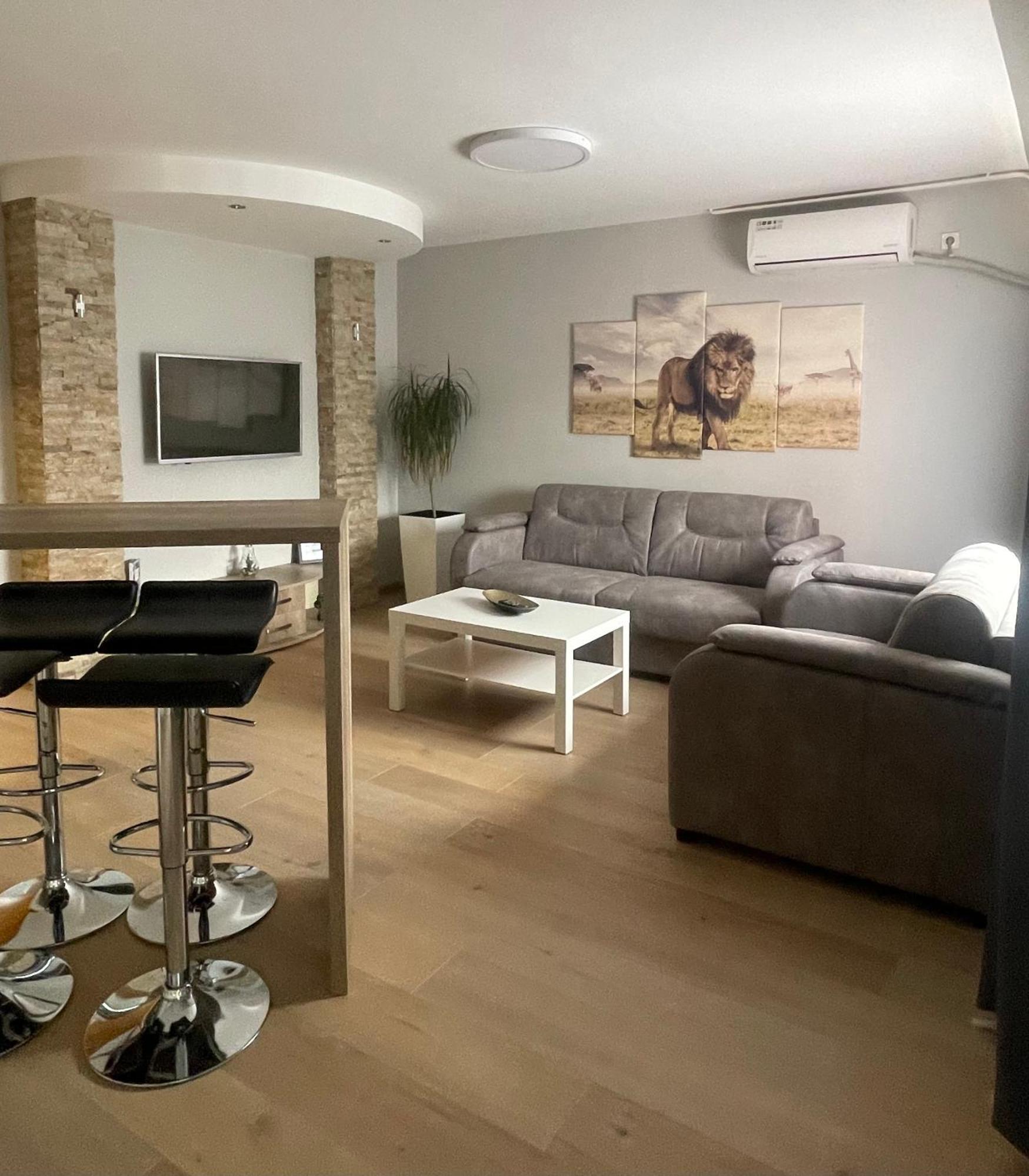 Leo Apartment Nis Luaran gambar